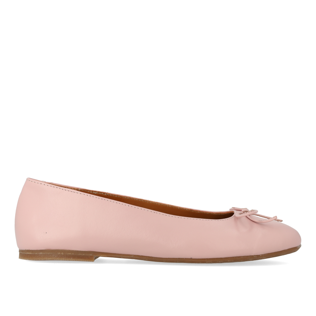 Ballerina i læder med sløjfedetalje