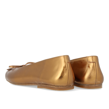 Ballerina i læder med sløjfedetalje