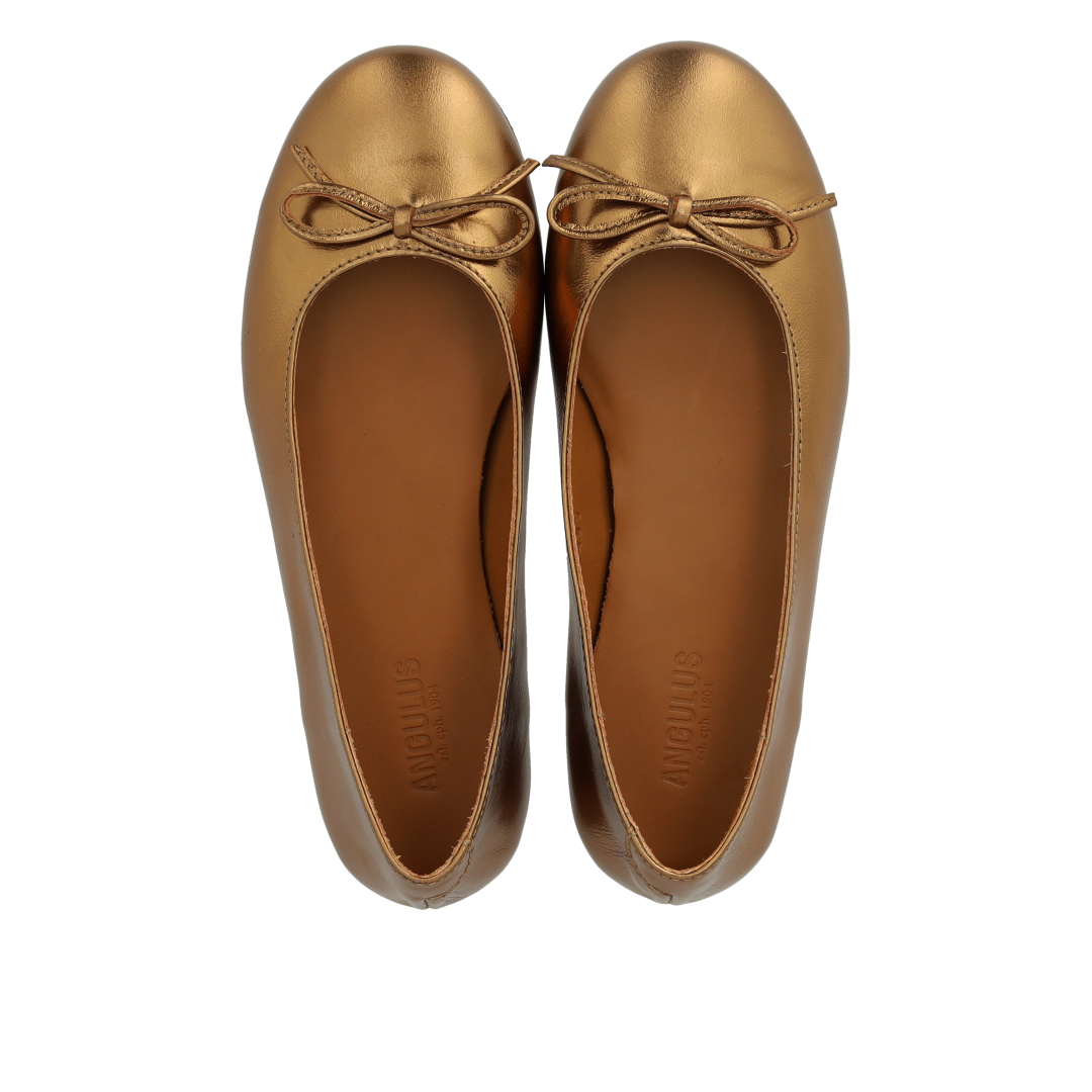 Ballerina i læder med sløjfedetalje