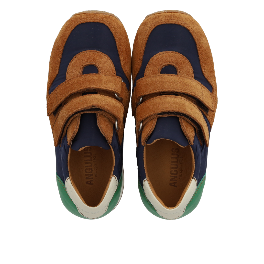 Running style sneaker