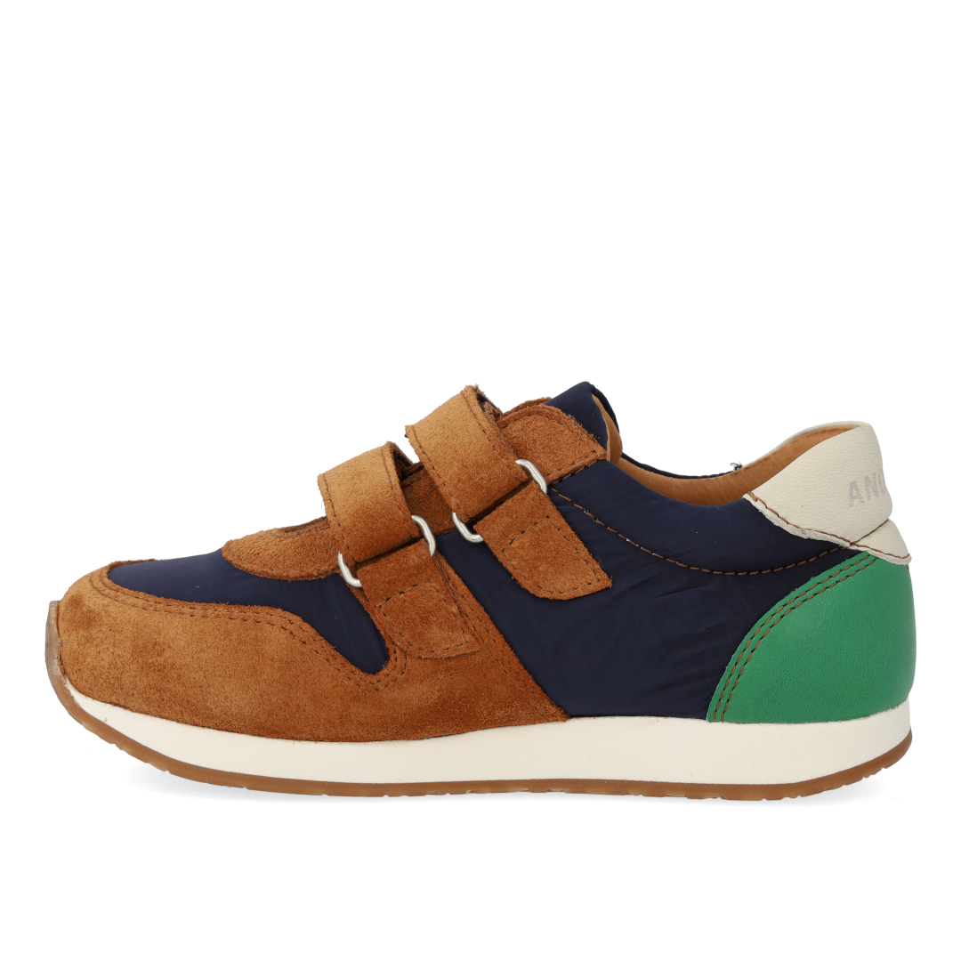 Running style sneaker