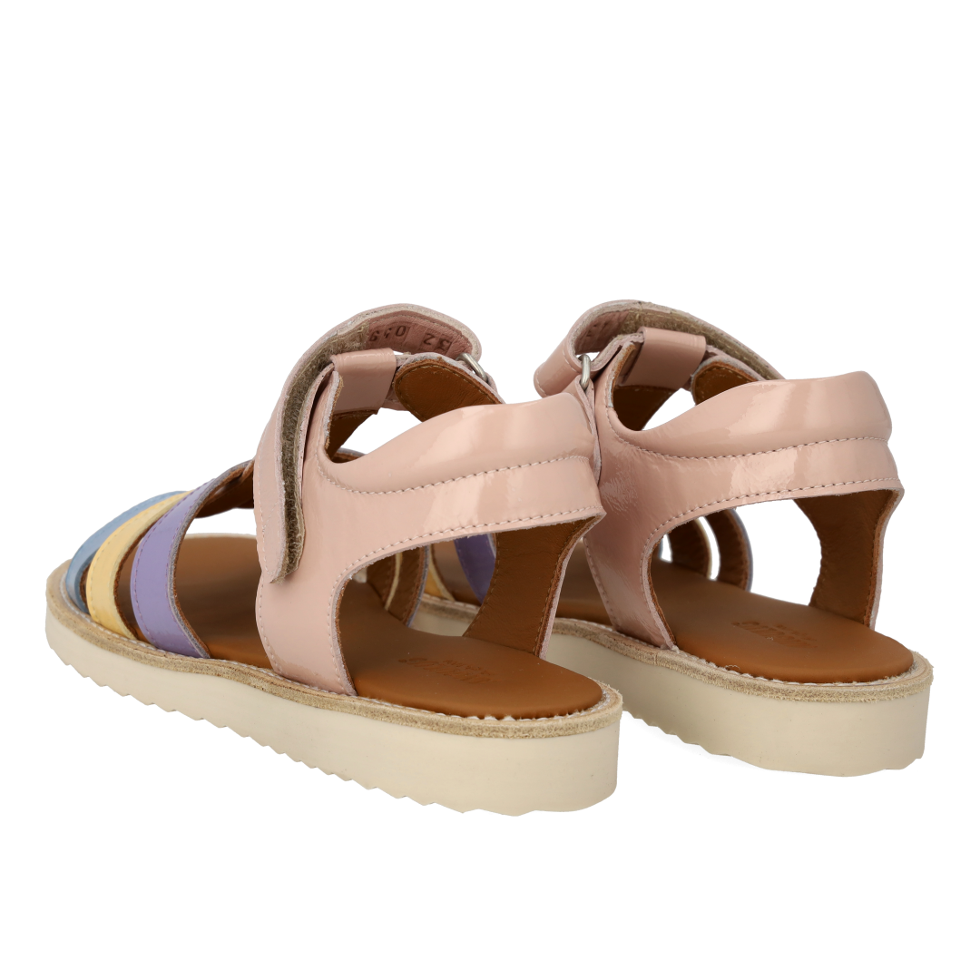 Sandal med T-rem og velcrolukning