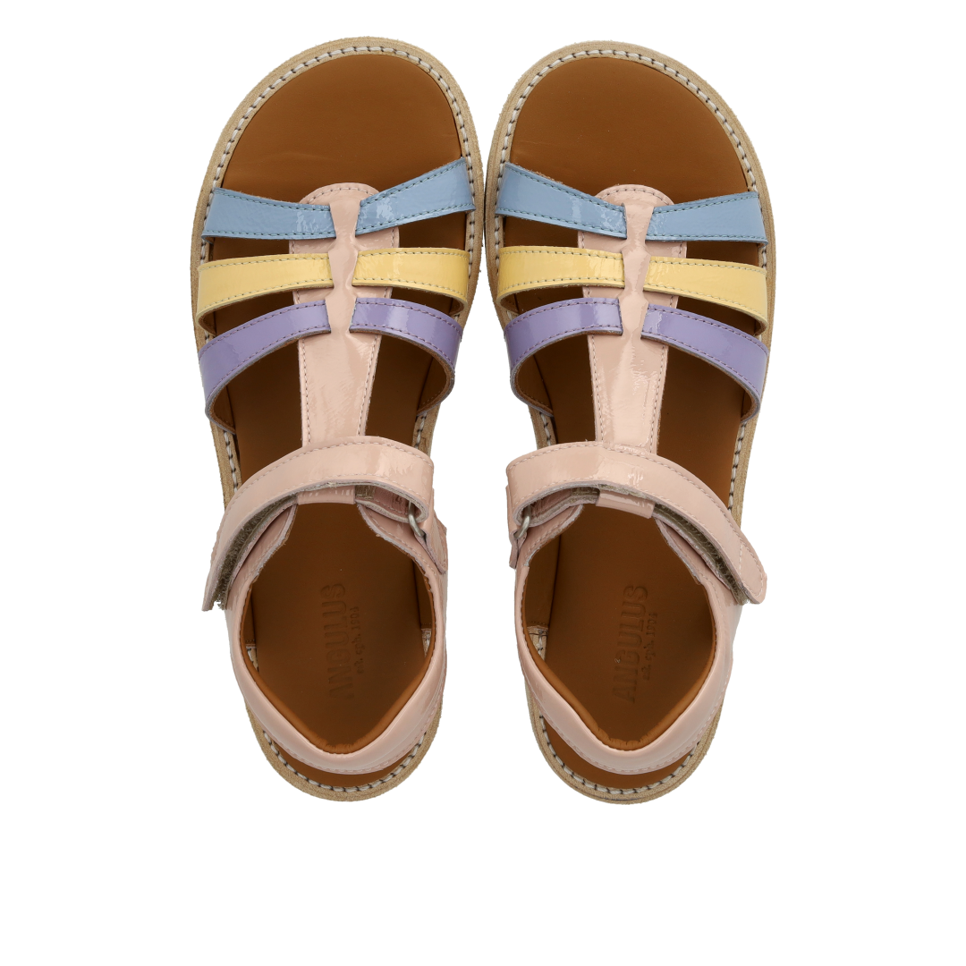 Sandal med T-rem og velcrolukning