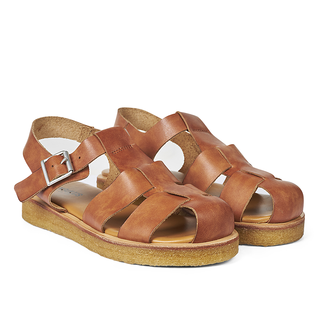 Sandal med spæne og lukket tå