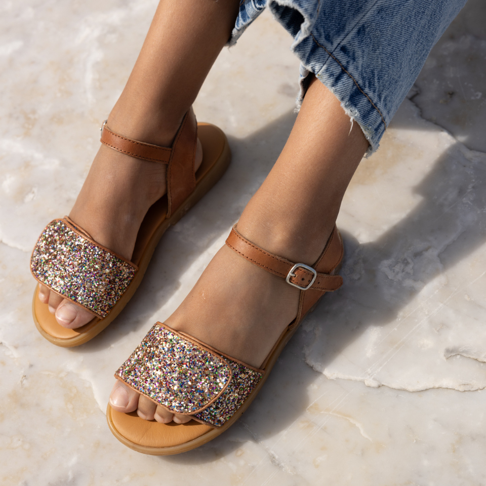 Glittersandal med spænde og velcrolukning