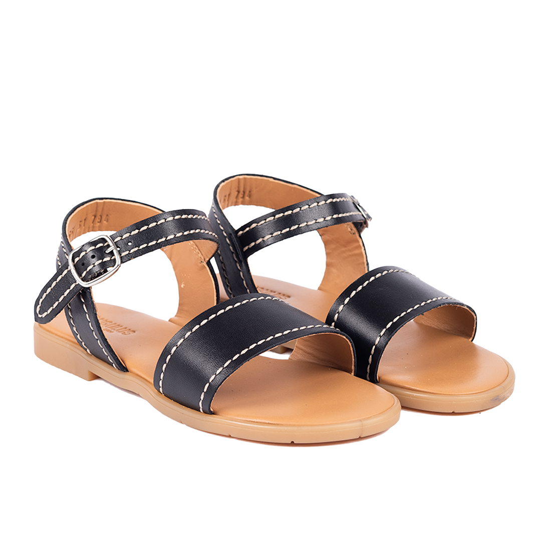 Sandal med dekorative kontraststikninger