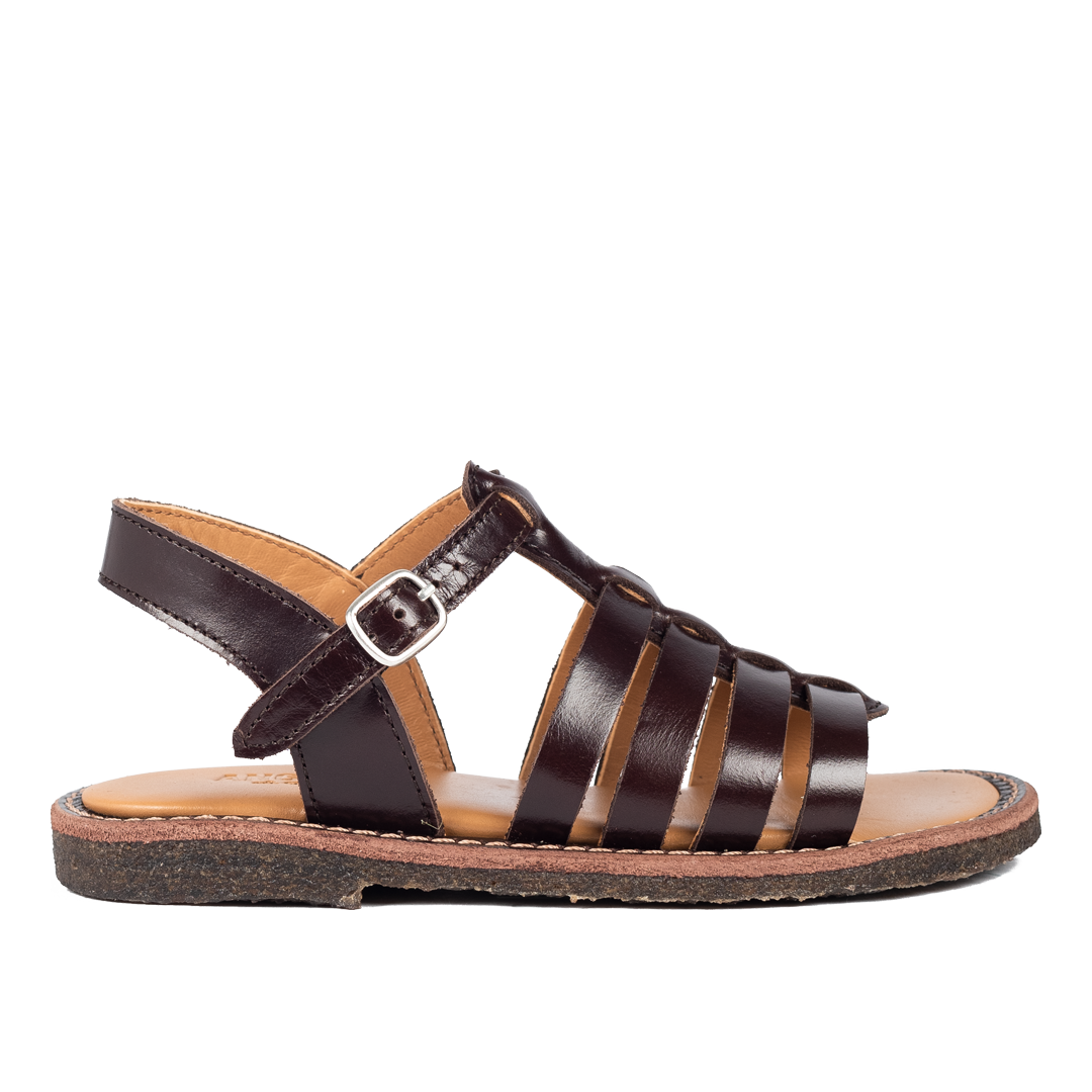 Sandal med åben tå og spændelukning
