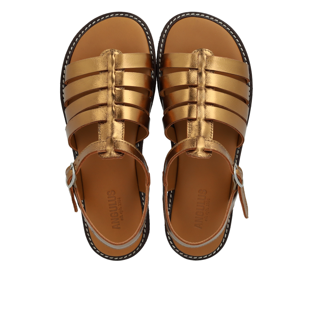 Sandal med åben tå og spændelukning