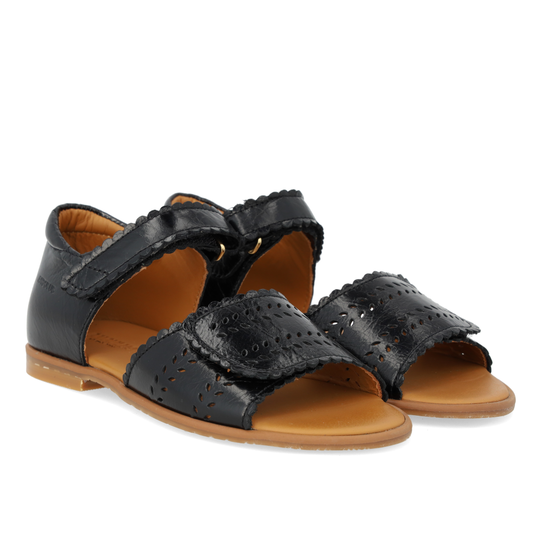 Sandal med perforering og dobbelt velcro