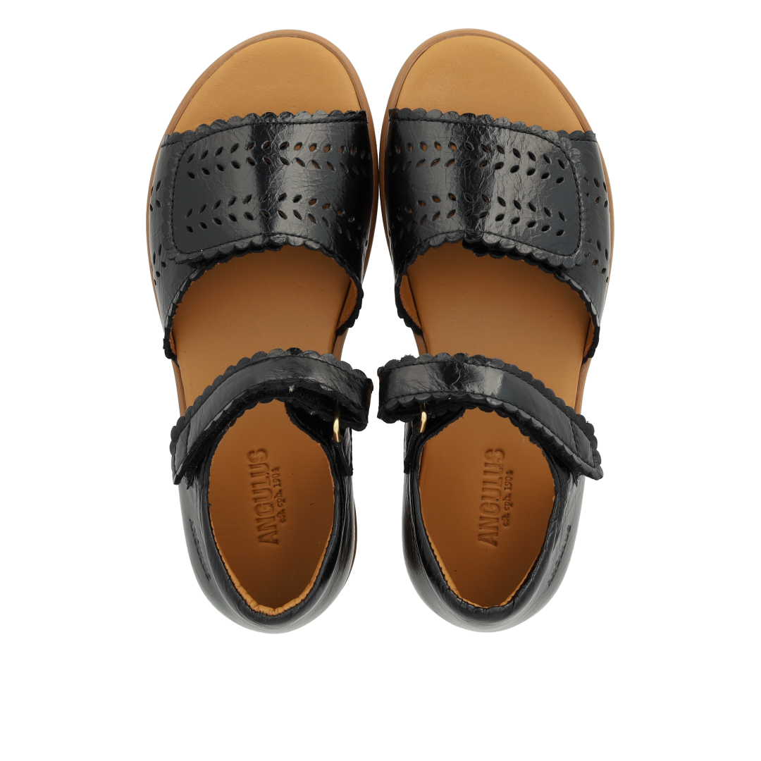 Sandal med perforering og dobbelt velcro