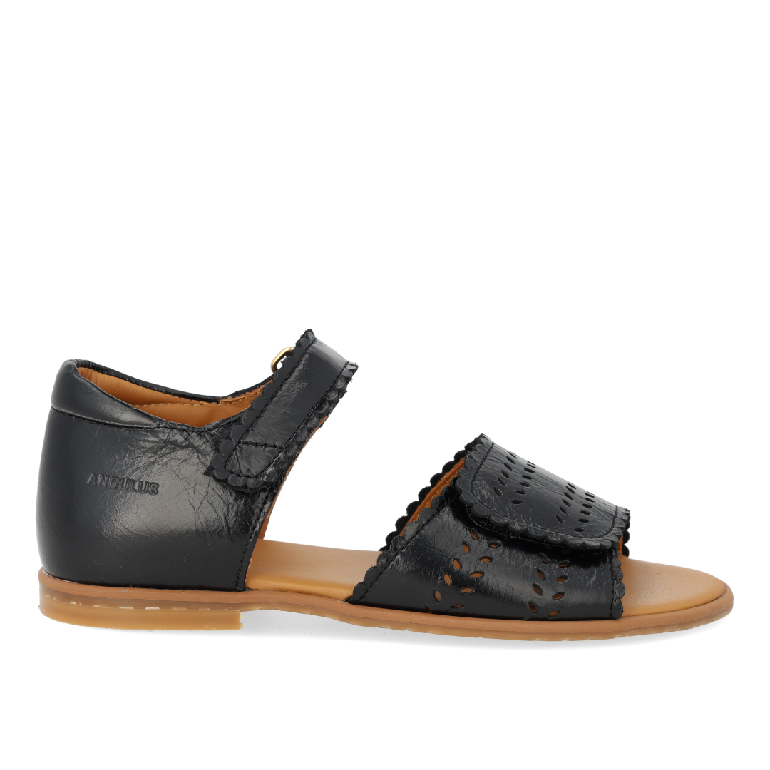 Sandal med perforering og dobbelt velcro