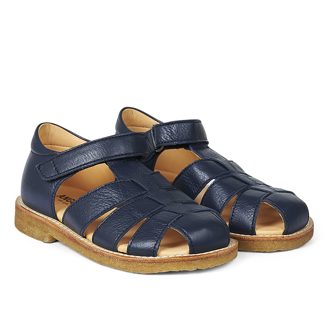Sandal med justerbar velcrolukning