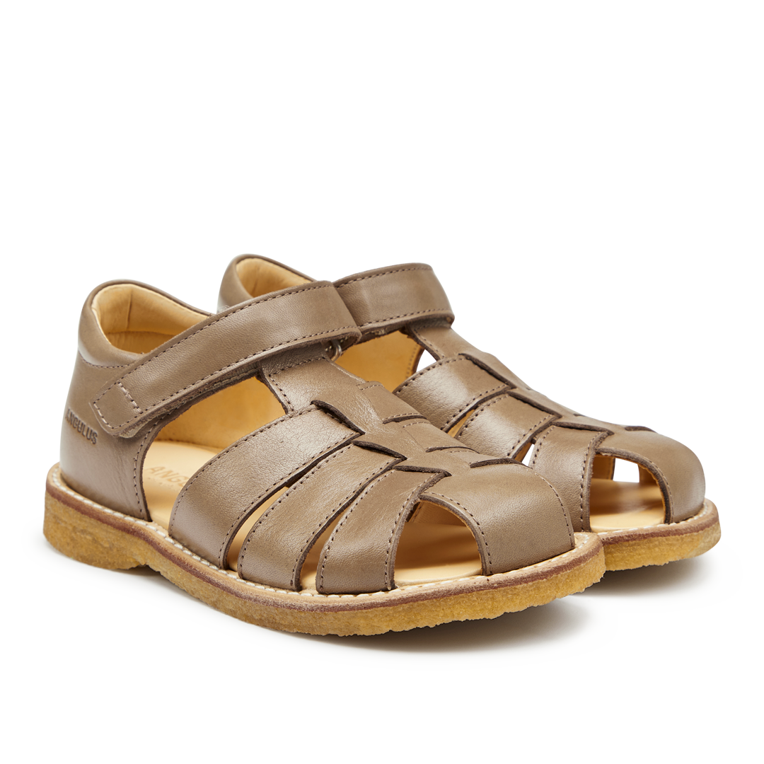 Sandal med justerbar velcrolukning