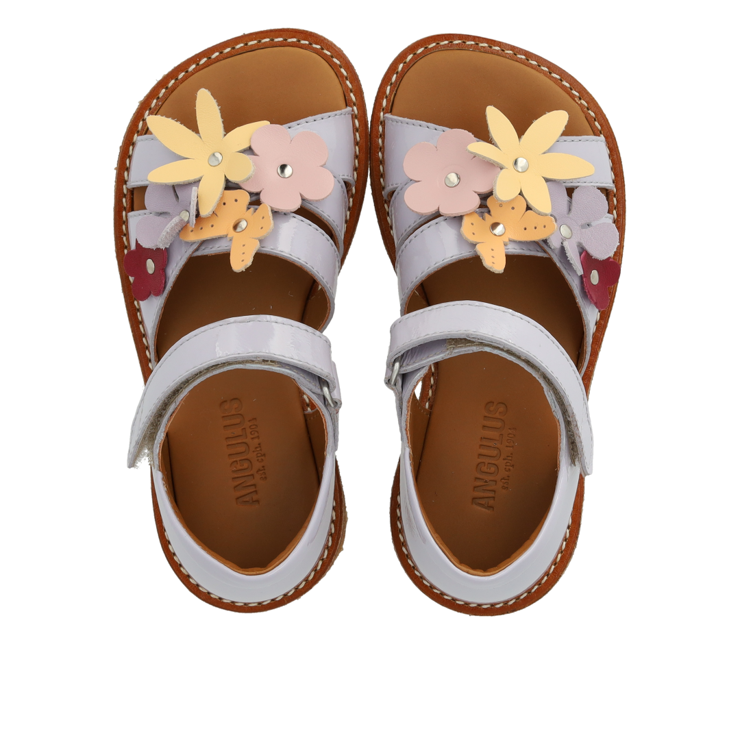 Sandal med multifarvede blomsterapplikationer