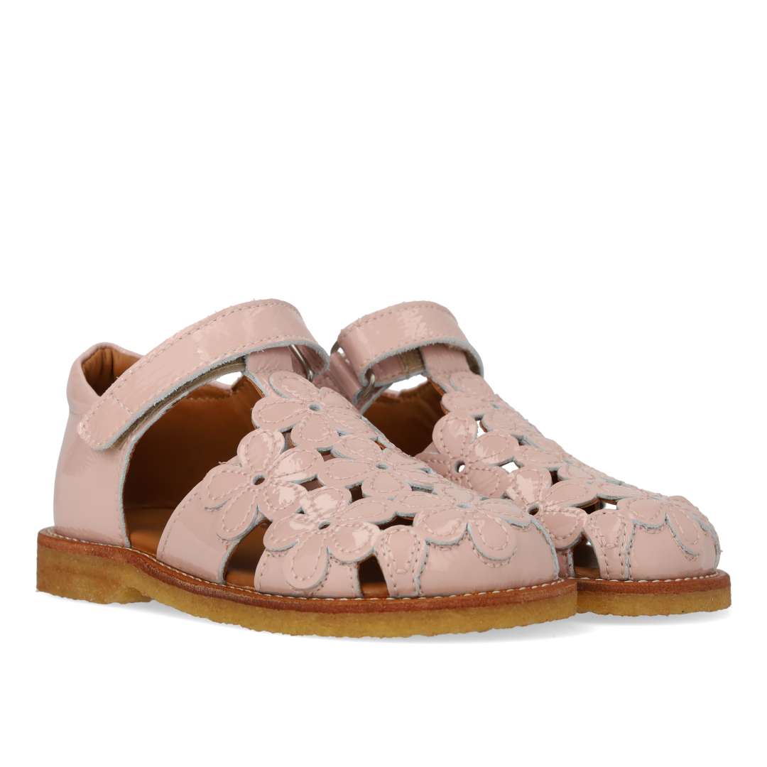 Sandal med lukket tå og blomsterdetaljer
