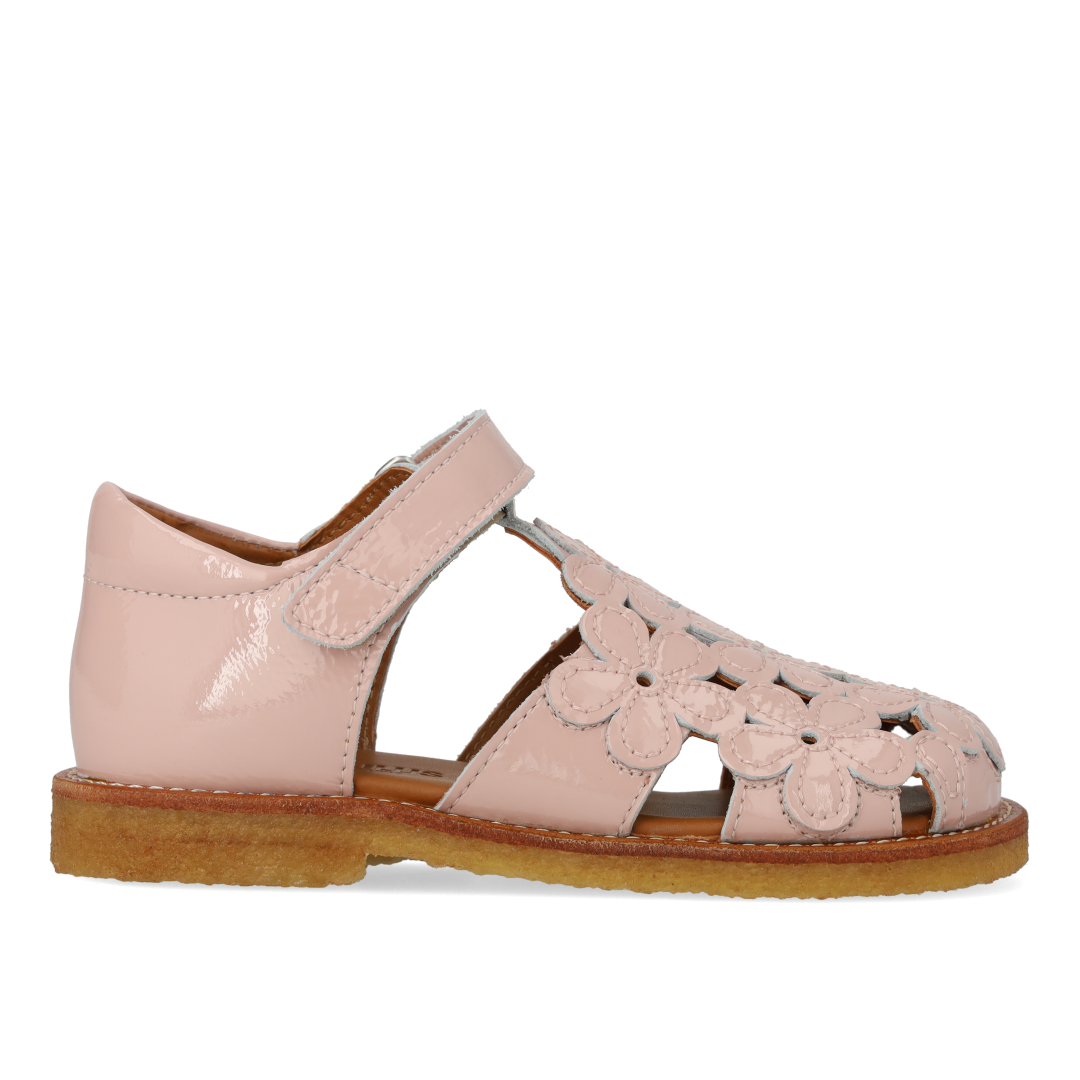 Sandal med lukket tå og blomsterdetaljer