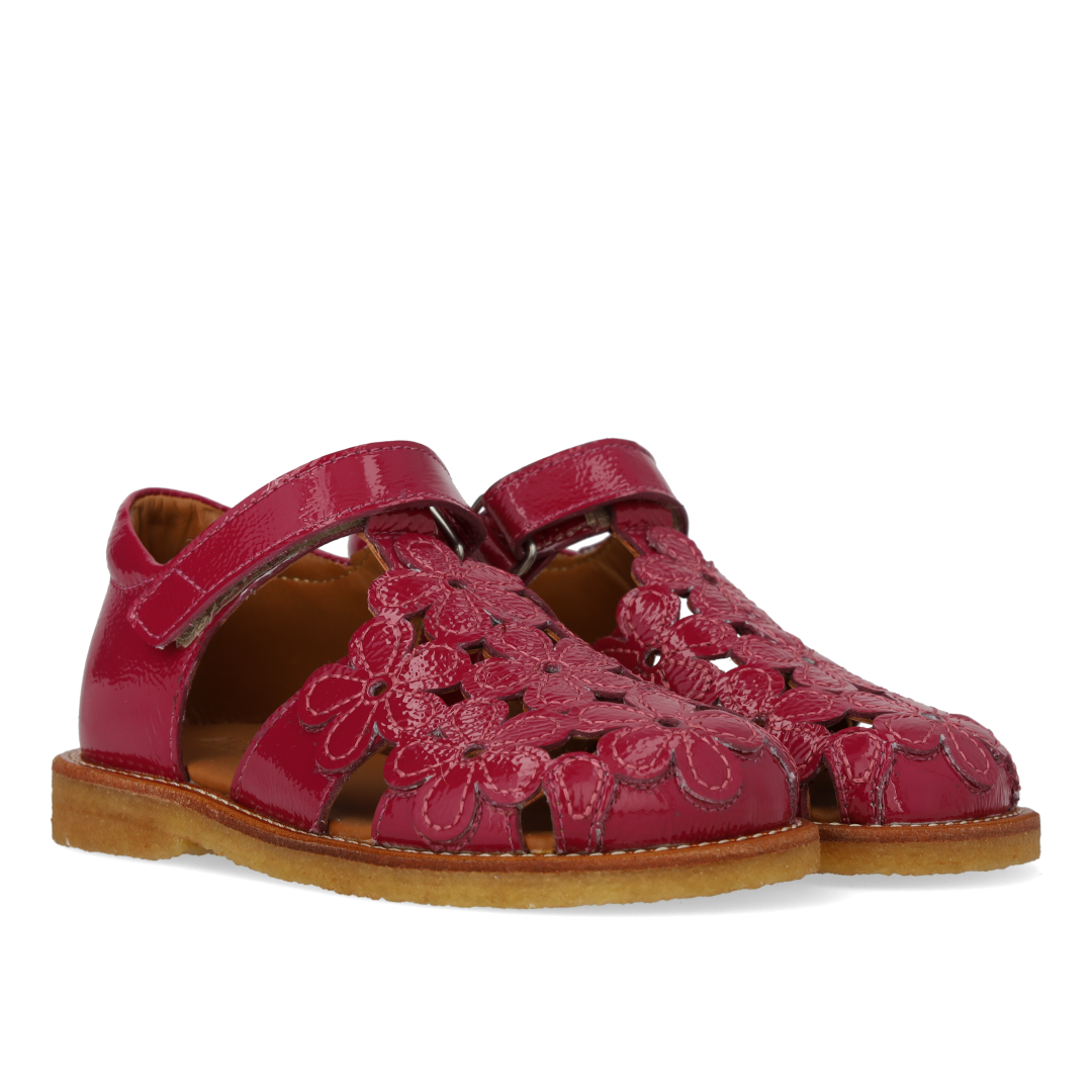 Sandal med lukket tå og blomsterdetaljer