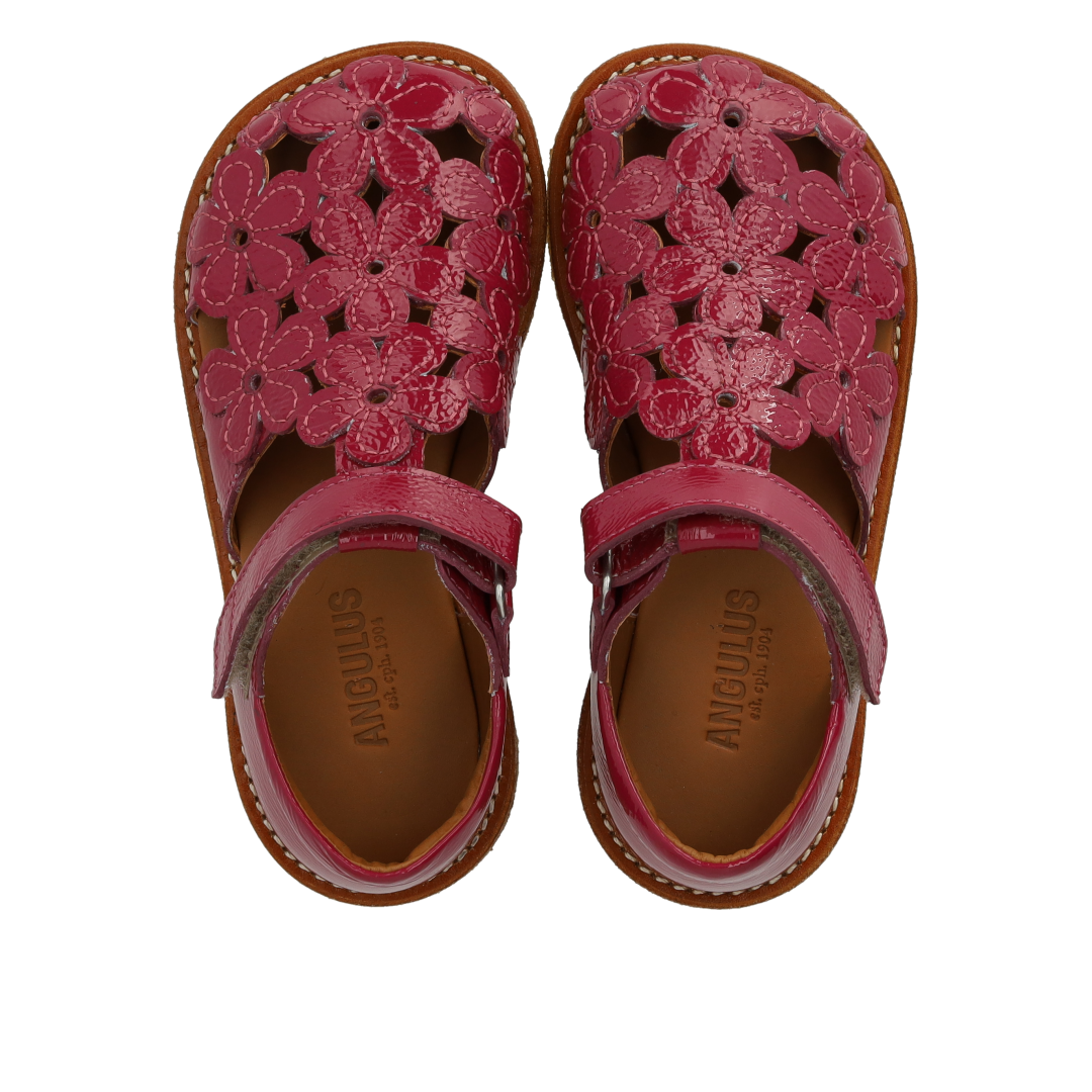 Sandal med lukket tå og blomsterdetaljer