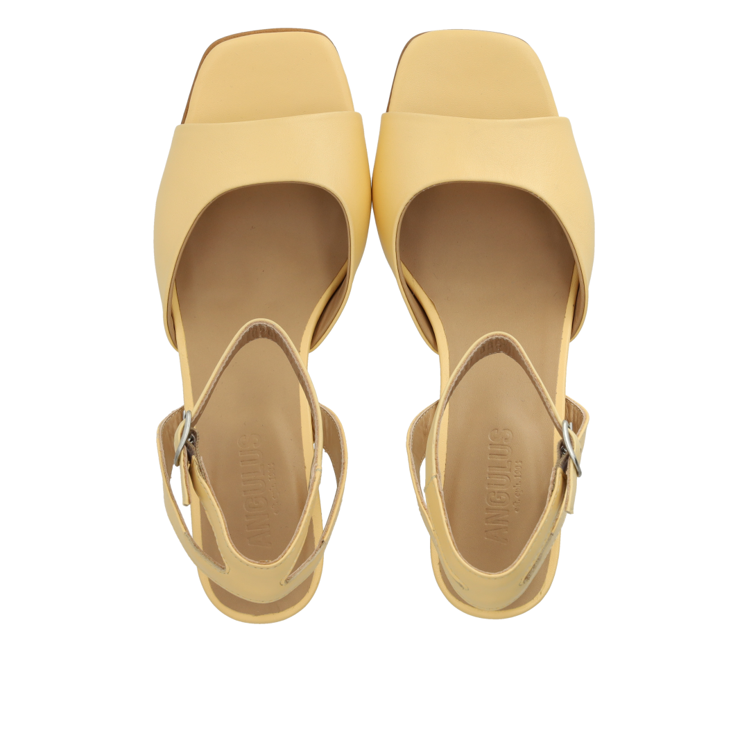 Sandal med hæl