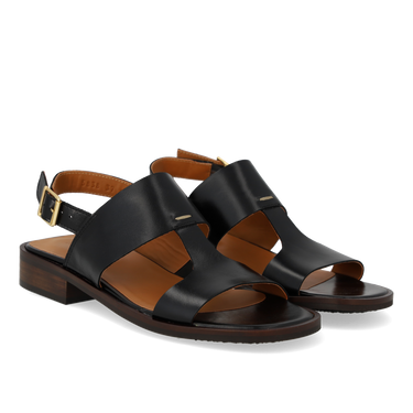 Sandal med dekorativ stikningsdetalje