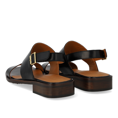 Sandal med dekorativ stikningsdetalje