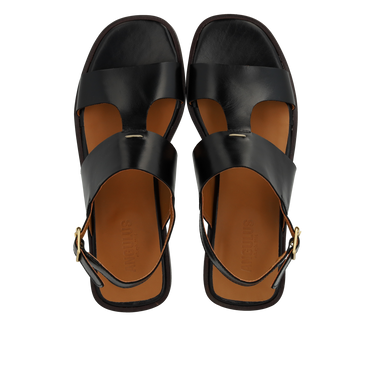 Sandal med dekorativ stikningsdetalje