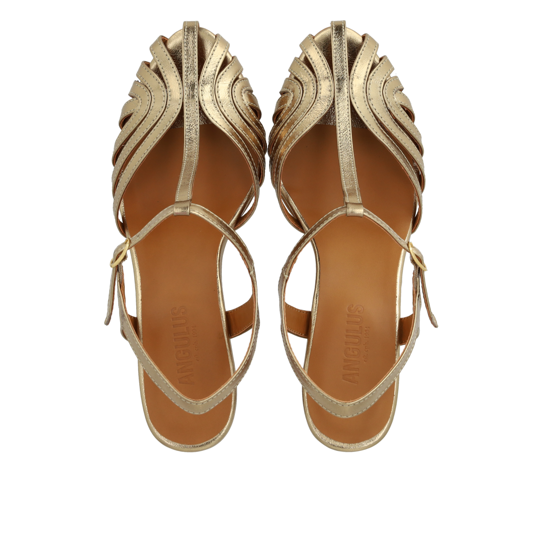 Højhælet sandal med smuk organisk frontdetalje