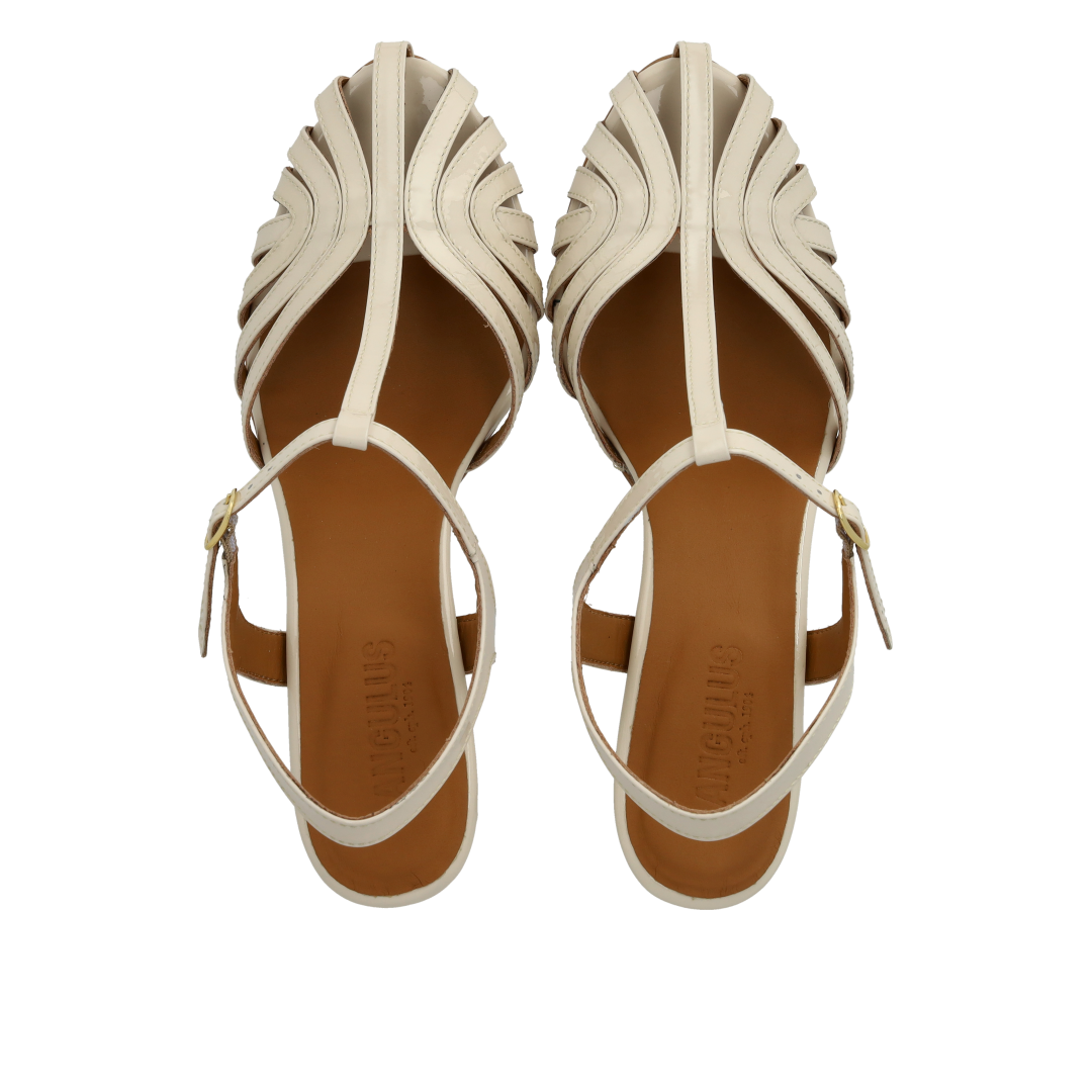 Højhælet sandal med smuk organisk frontdetalje