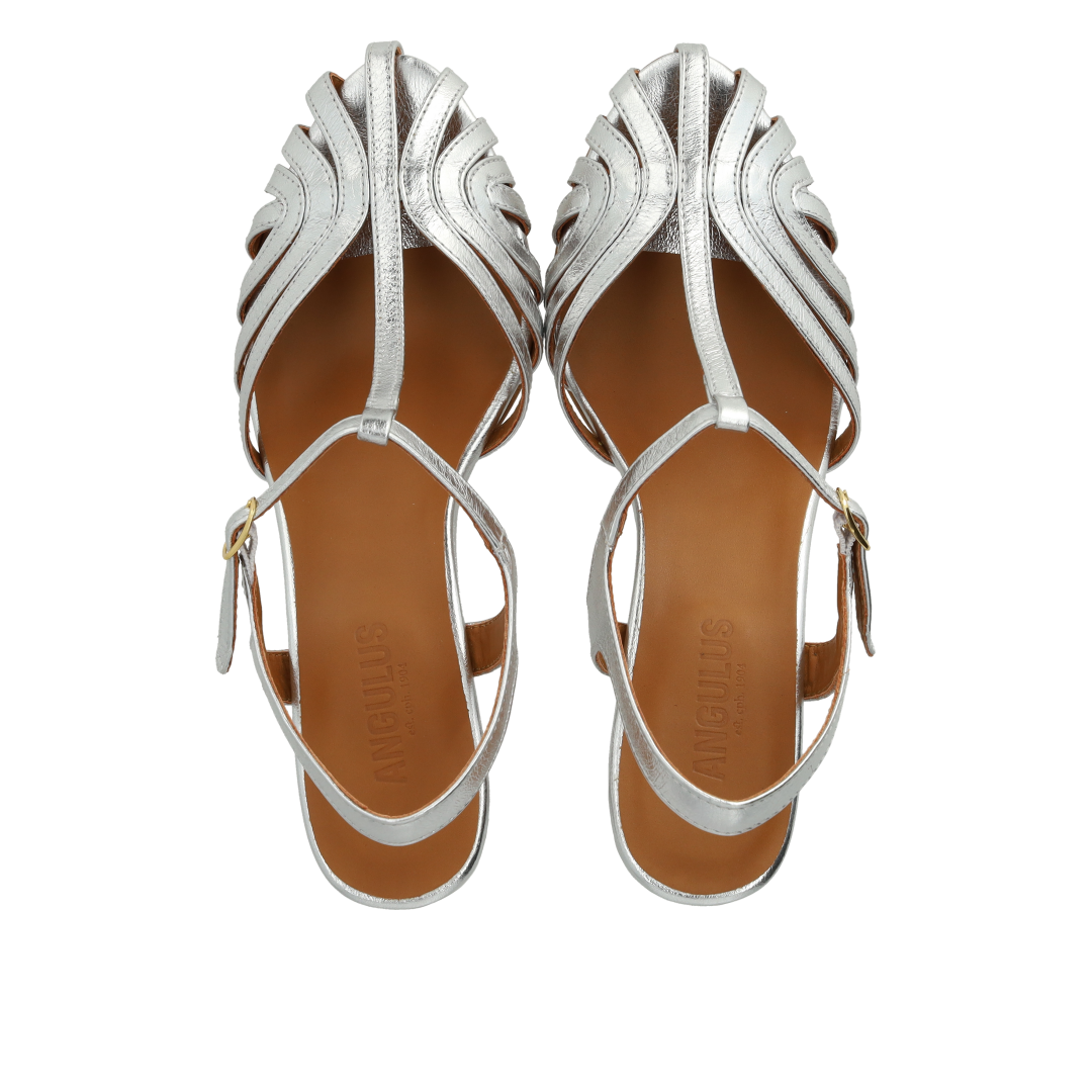 Højhælet sandal med smuk organisk frontdetalje