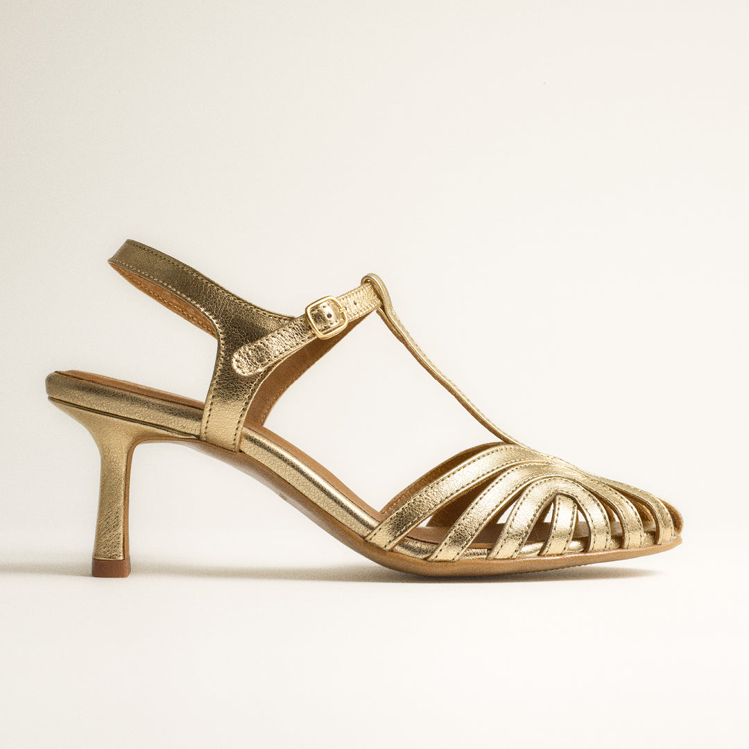 Højhælet sandal med smuk organisk frontdetalje