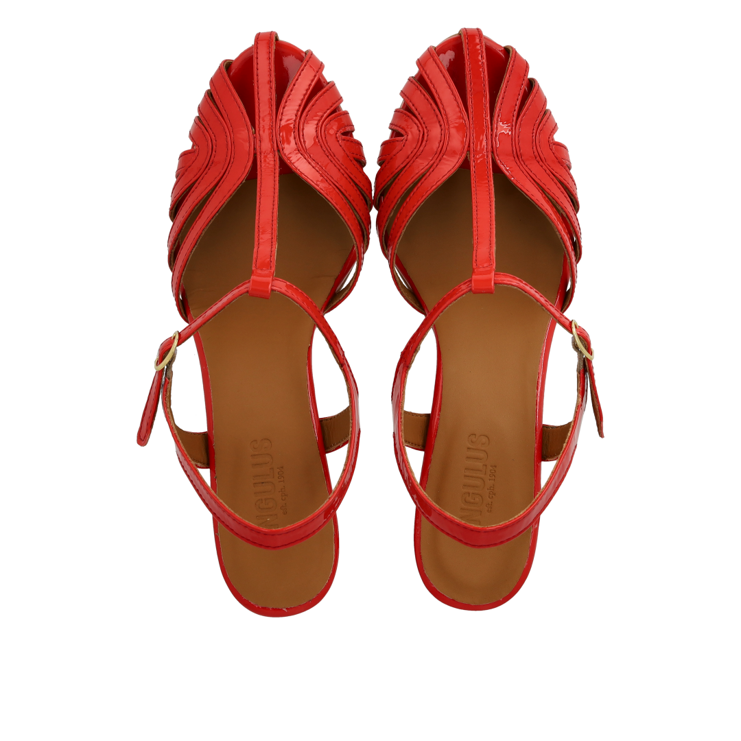 Højhælet sandal med smuk organisk frontdetalje