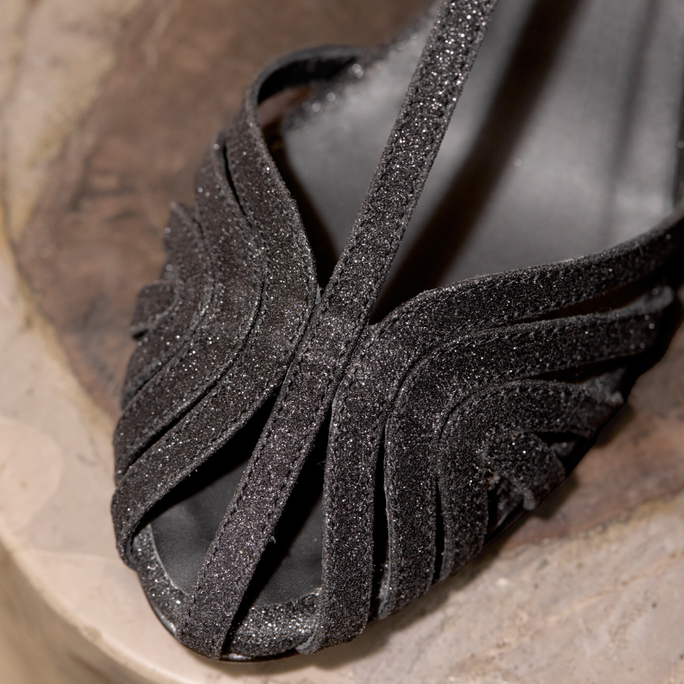 Højhælet glitter sandal med organisk frontdetalje