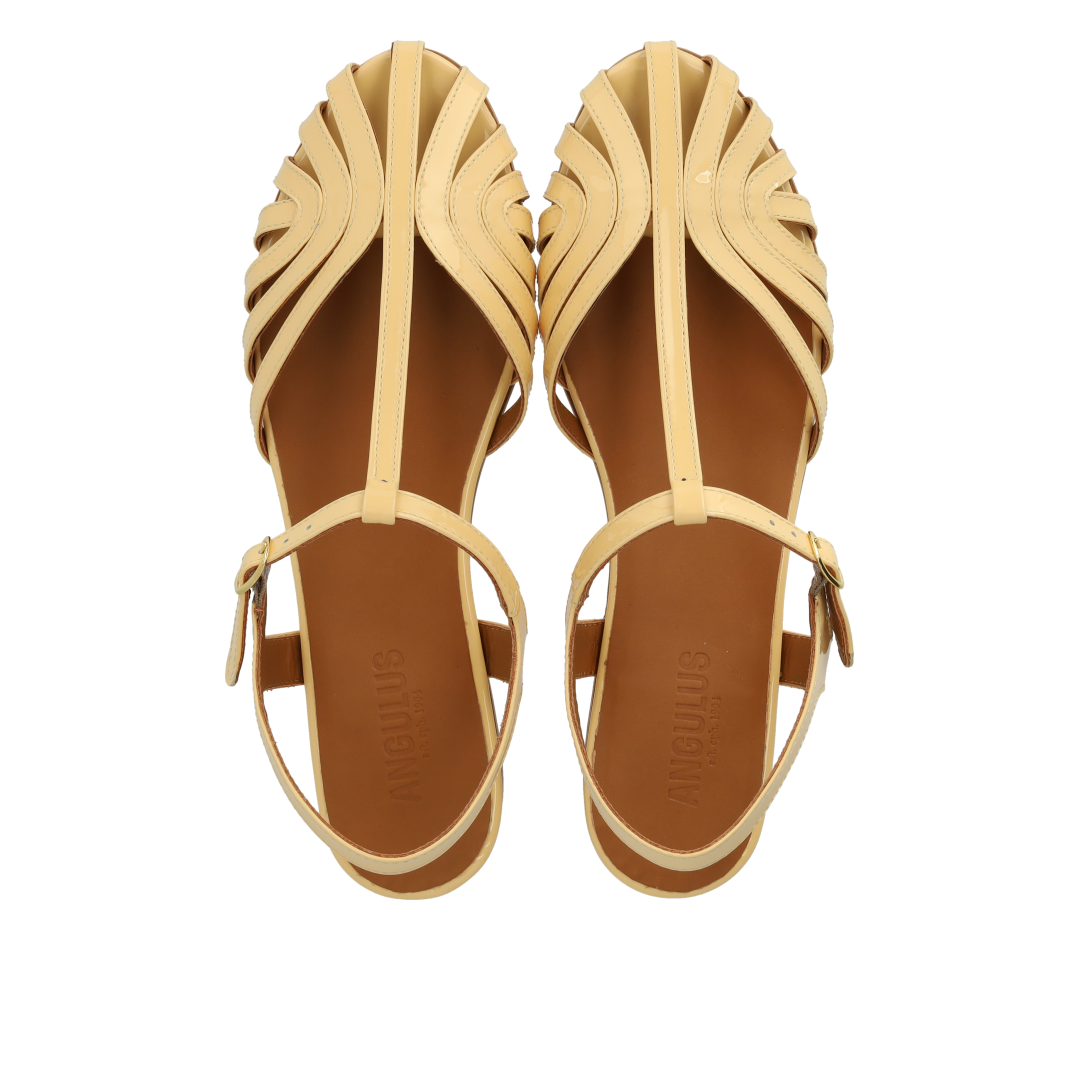 Flad sandal med smuk organisk frontdetalje