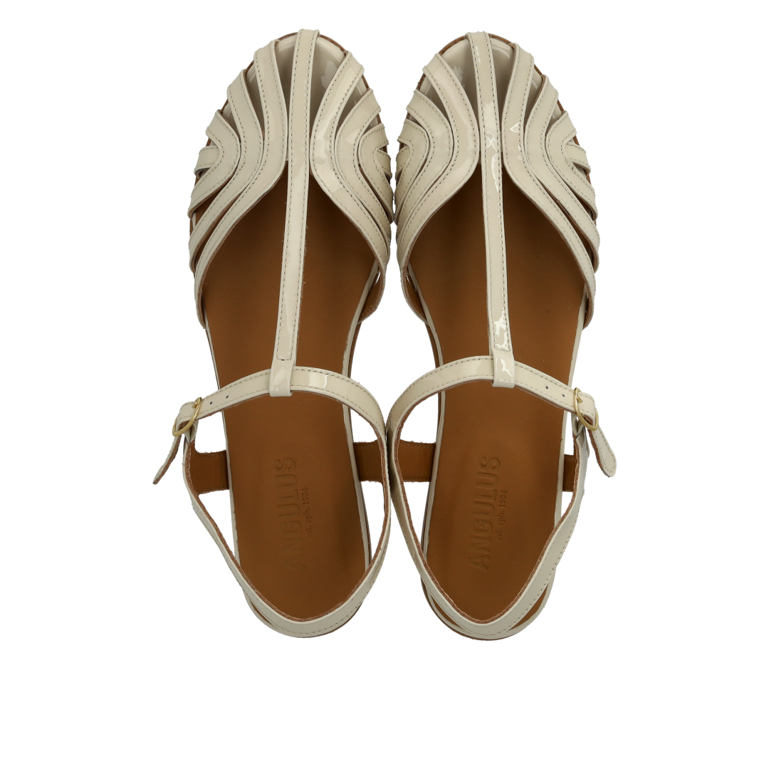 Flad sandal med smuk organisk frontdetalje