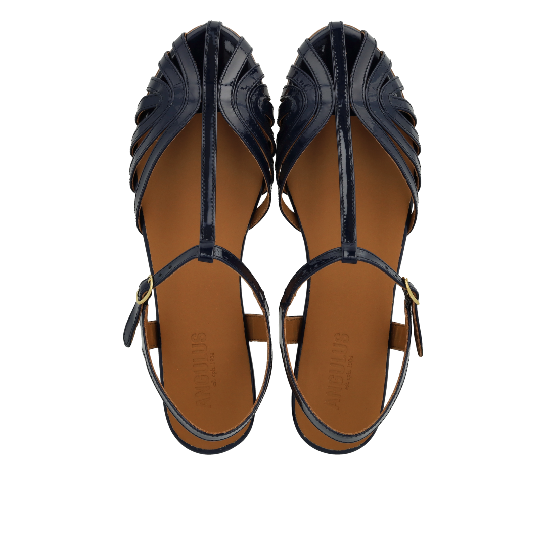 Flad sandal med smuk organisk frontdetalje