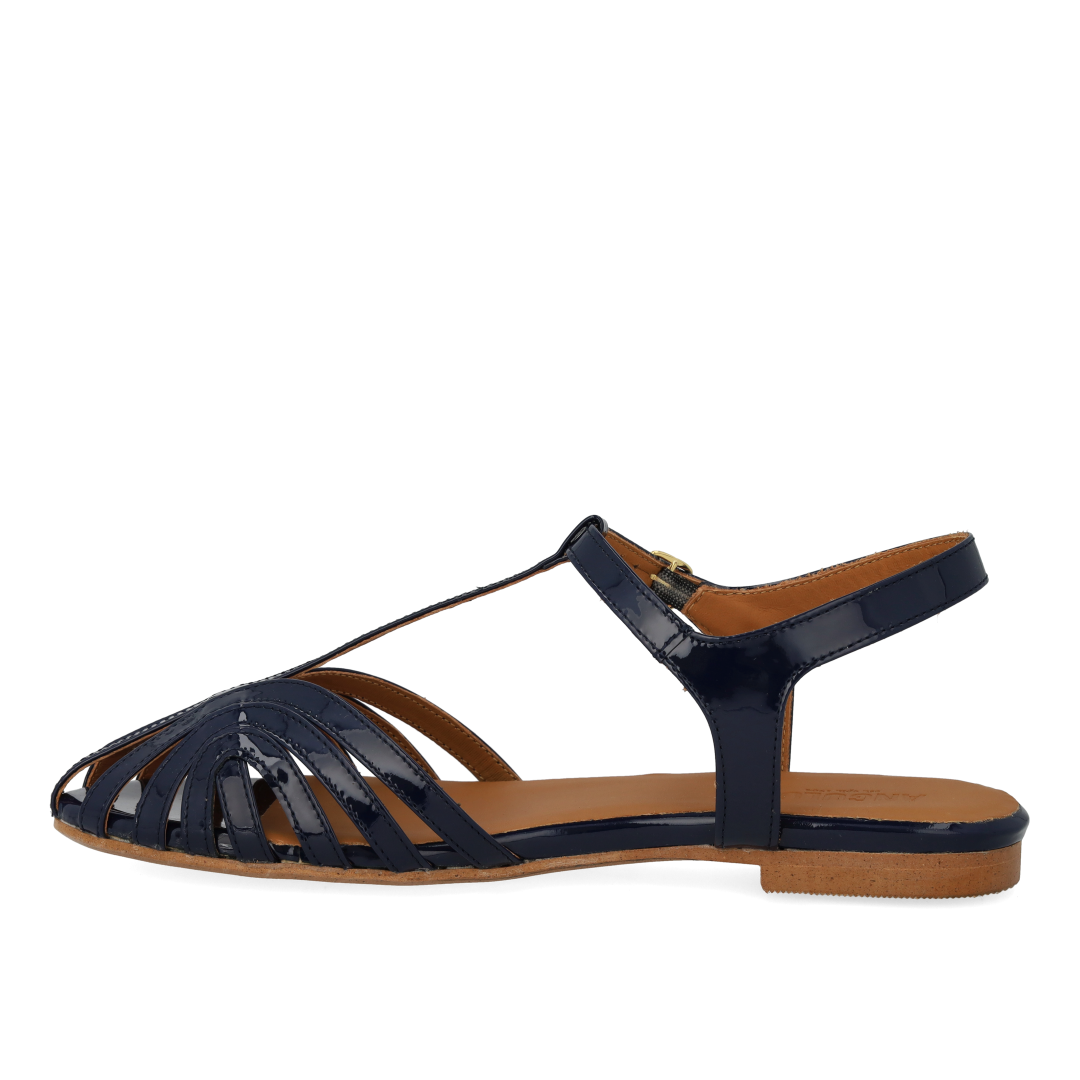 Flad sandal med smuk organisk frontdetalje