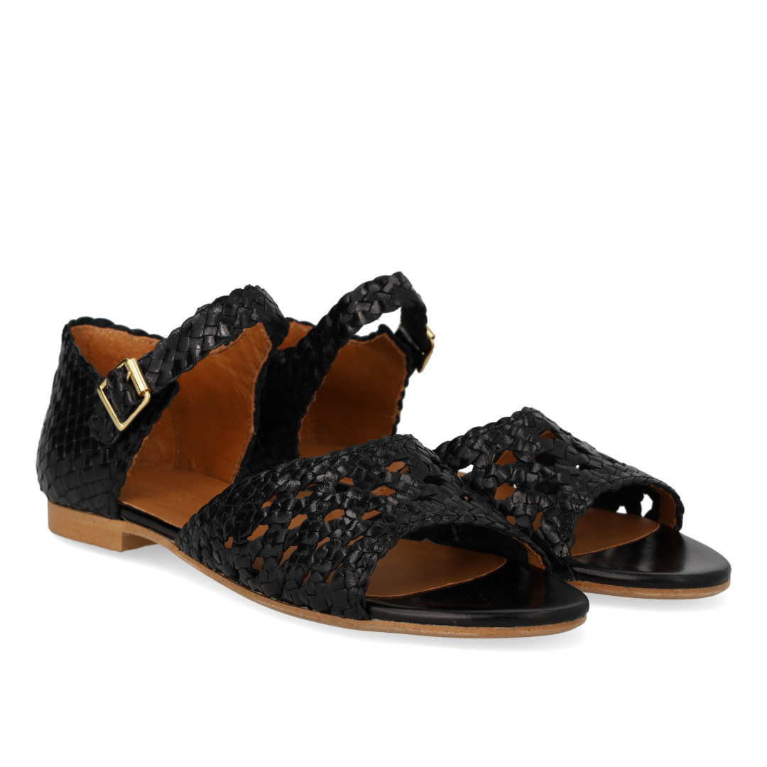 Håndflettet sandal med hulmønster detalje