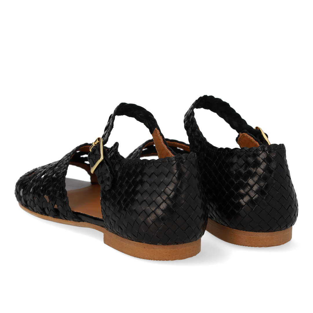 Håndflettet sandal med hulmønster detalje