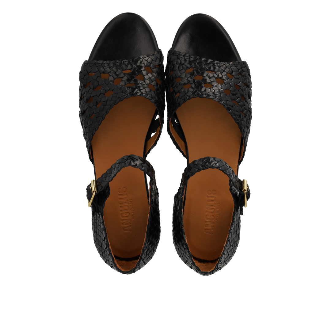 Håndflettet sandal med hulmønster detalje
