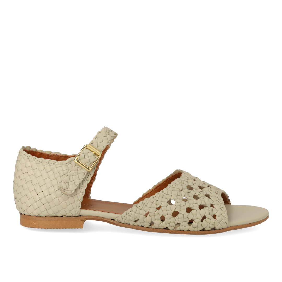 Håndflettet sandal med hulmønster detalje