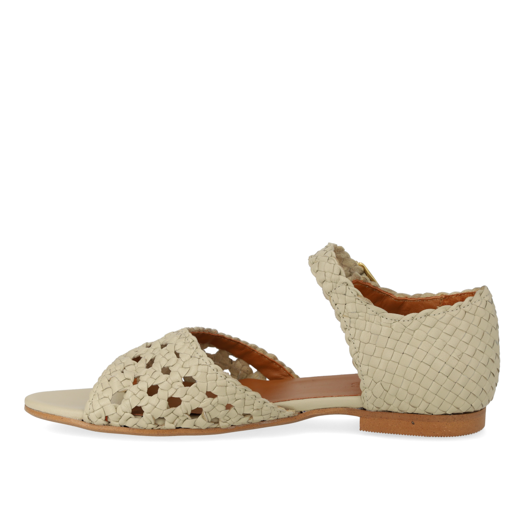 Håndflettet sandal med hulmønster detalje