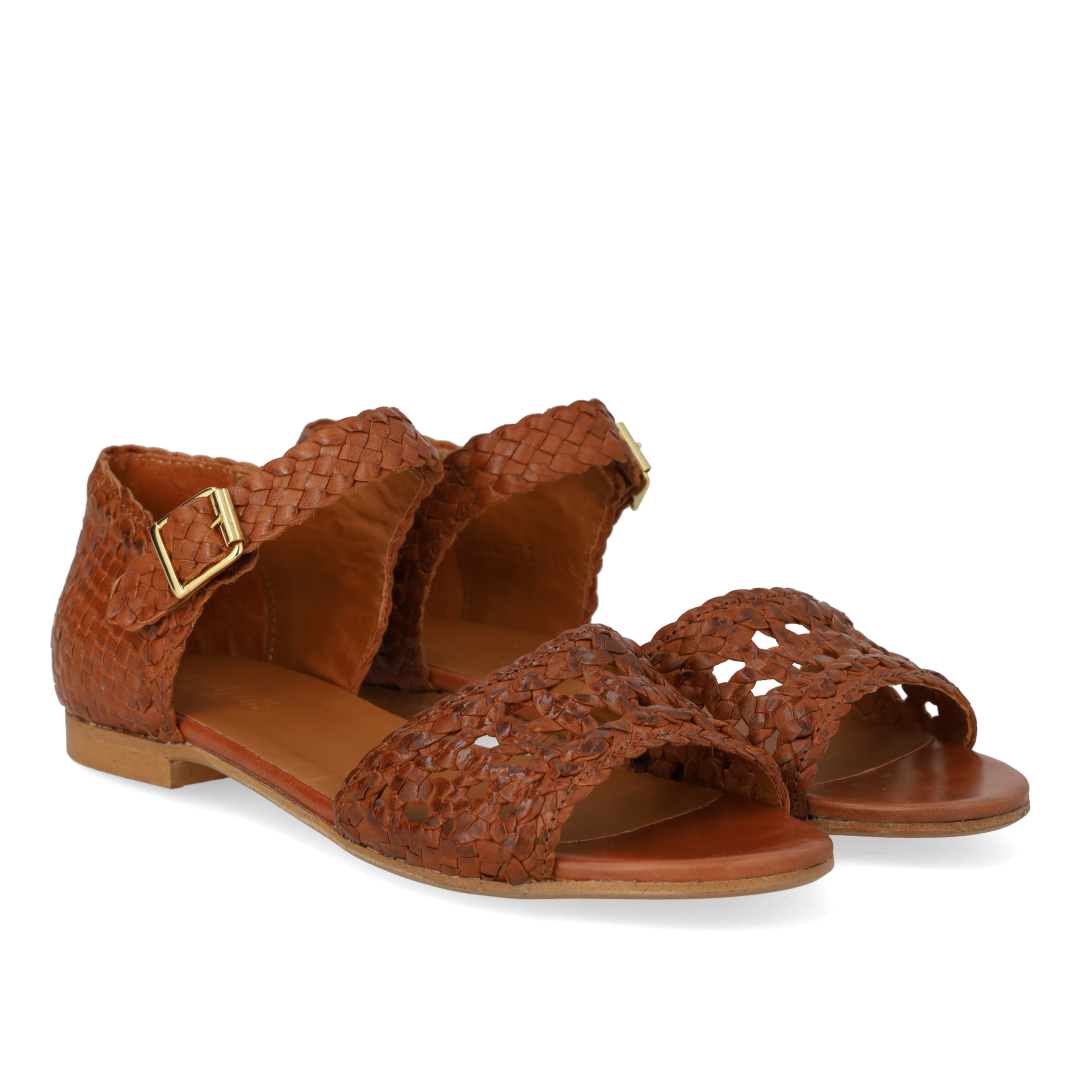 Håndflettet sandal med hulmønster detalje