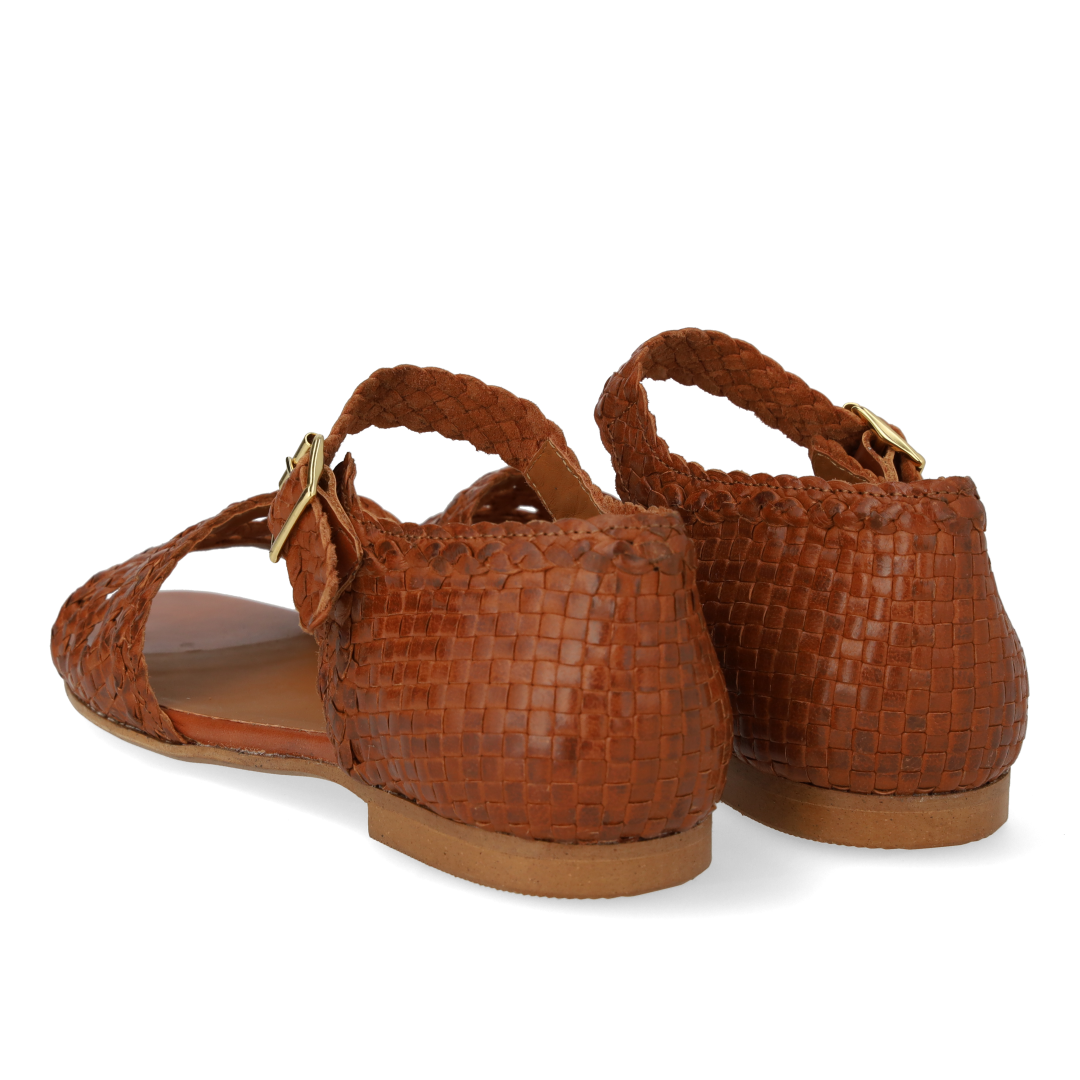 Håndflettet sandal med hulmønster detalje