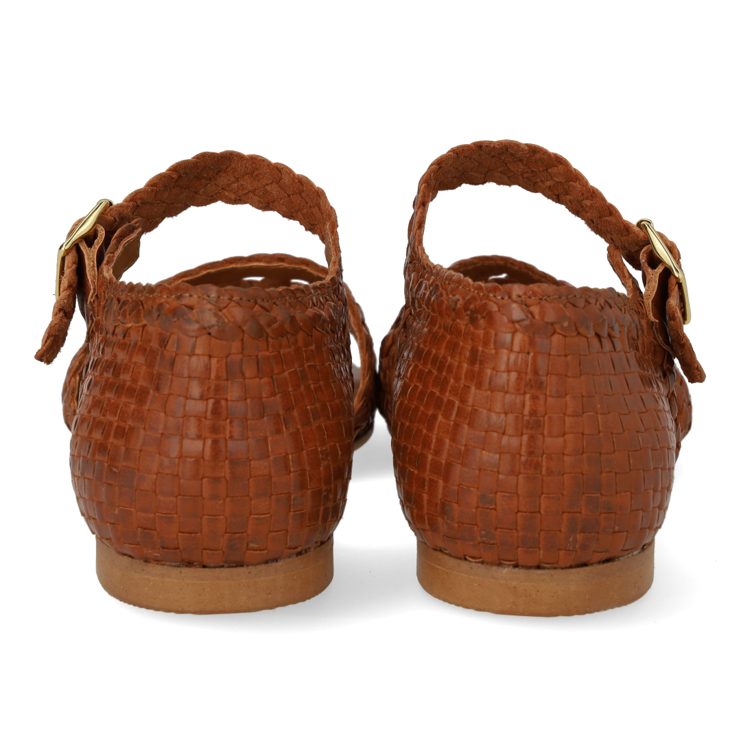 Håndflettet sandal med hulmønster detalje