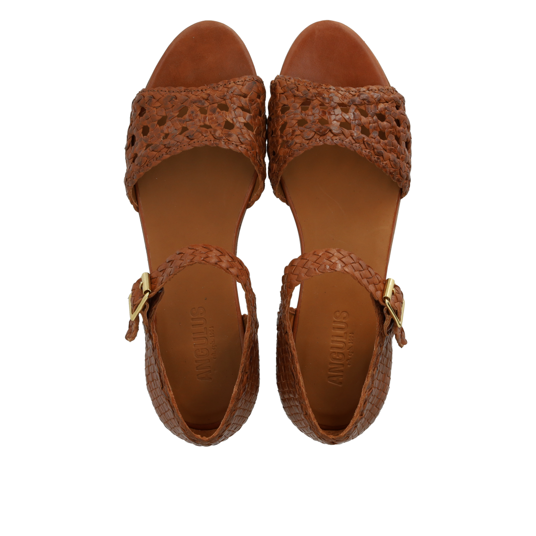 Håndflettet sandal med hulmønster detalje