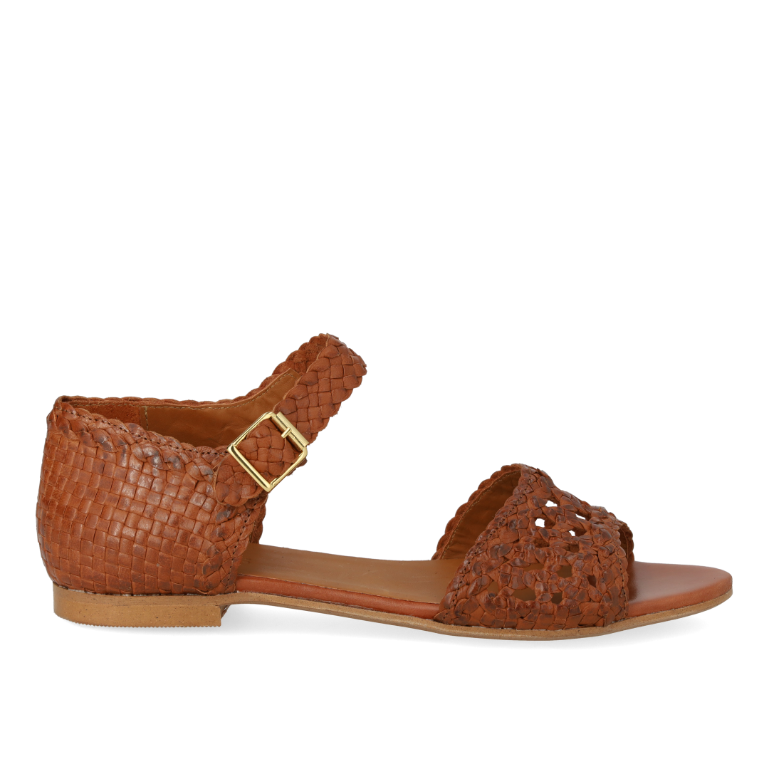 Håndflettet sandal med hulmønster detalje