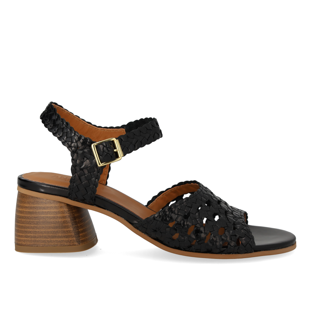 Håndflettet sandal med skulpturel hæl