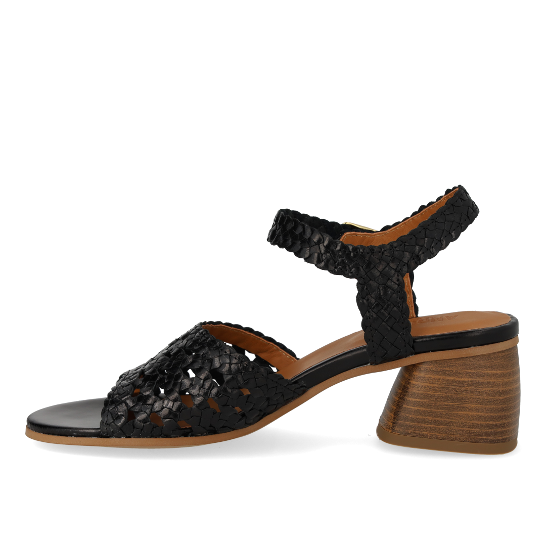 Håndflettet sandal med skulpturel hæl
