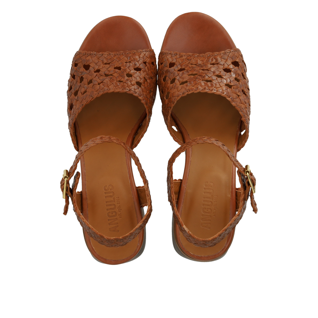 Håndflettet sandal med skulpturel hæl