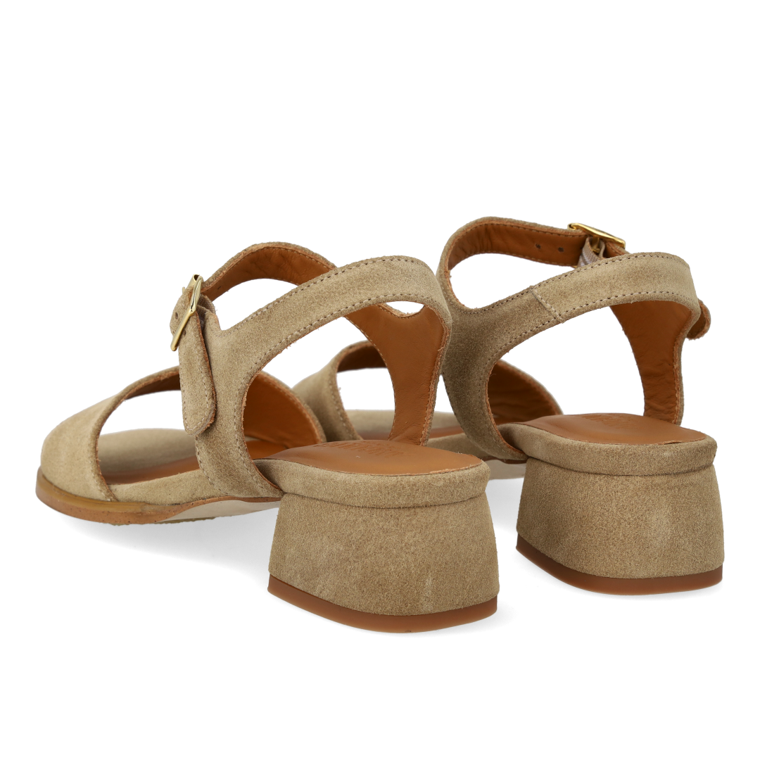 Sandal med kurvet blokhæl